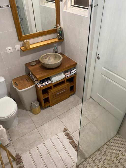 Koupelna v ubytování Appartement Domi Caraïbes confortable avec une piscine chauffée et sécurisée par un filet, une citerne tampon pour faire face aux coupures d'eau, accès Netflix