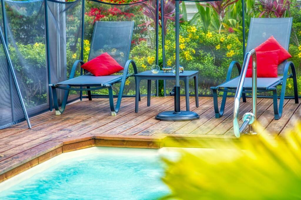 Bazén v ubytování Appartement Domi Caraïbes confortable avec une piscine chauffée et sécurisée par un filet, une citerne tampon pour faire face aux coupures d'eau, accès Netflix nebo v jeho okolí