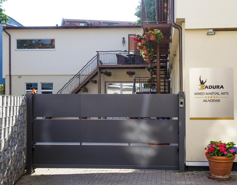 ein schwarzer Zaun vor einem Gebäude in der Unterkunft Apartment White der Sportschule Badura in Leipzig