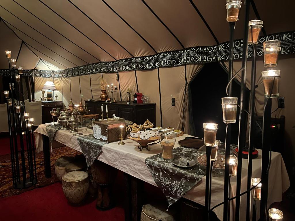 Jídlo v luxury tent nebo okolí