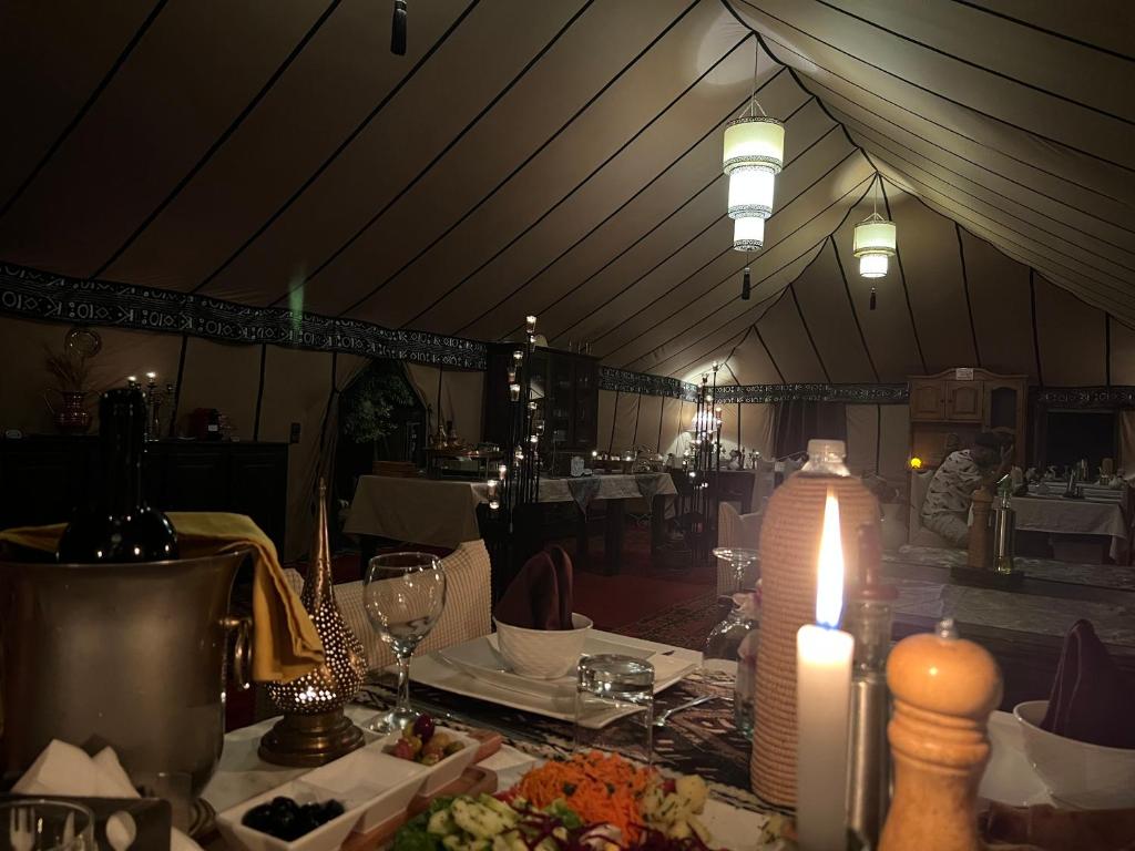 Restaurace v ubytování Luxury traditional Tent Camp