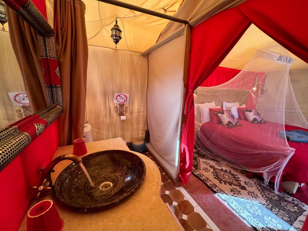 Postel nebo postele na pokoji v ubytování Luxury traditional Tent Camp