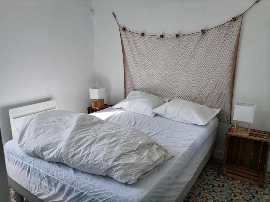 Cama ou camas em um quarto em Maison de pecheur cour privée en centre ville