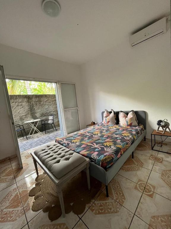 een slaapkamer met een bed, een bank en een raam bij Pamandzi l'Escale Airport in Pamandzi
