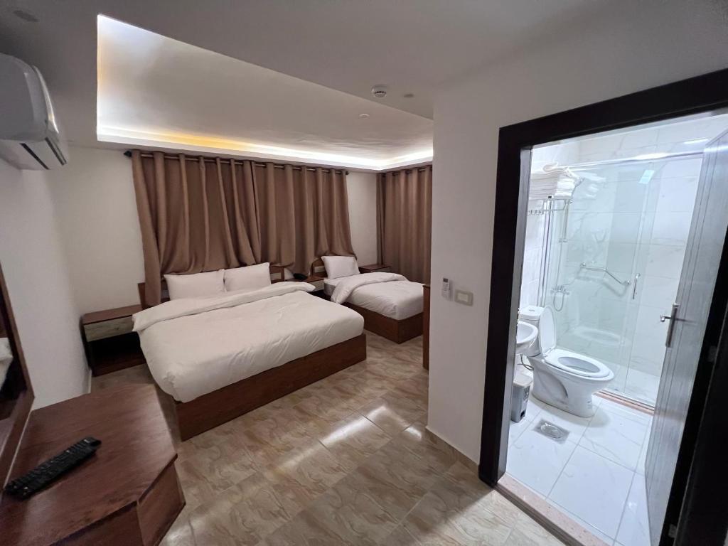 Koupelna v ubytování Petra Family Hotel
