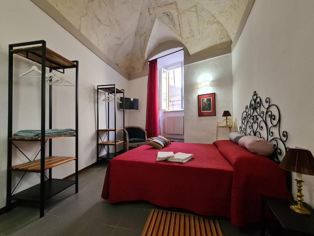 佩魯賈的住宿－Casa dei Gigli，一间卧室配有红色的床和红色毯子