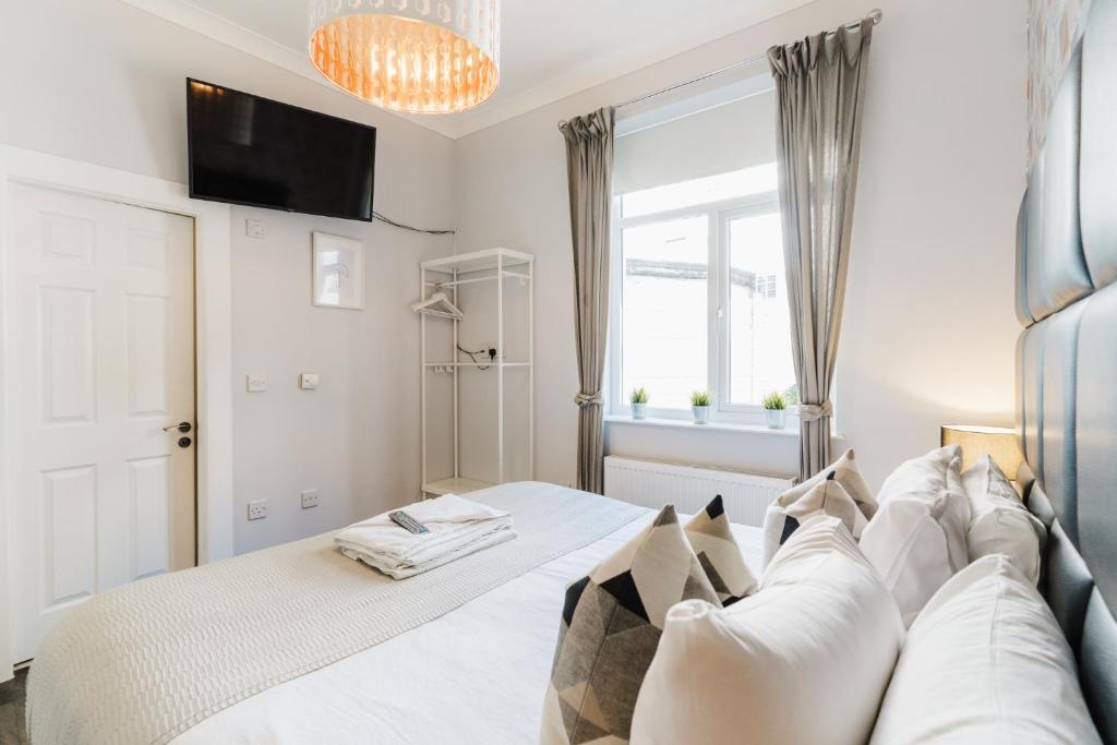 Postel nebo postele na pokoji v ubytování Sweet Suites Lytham