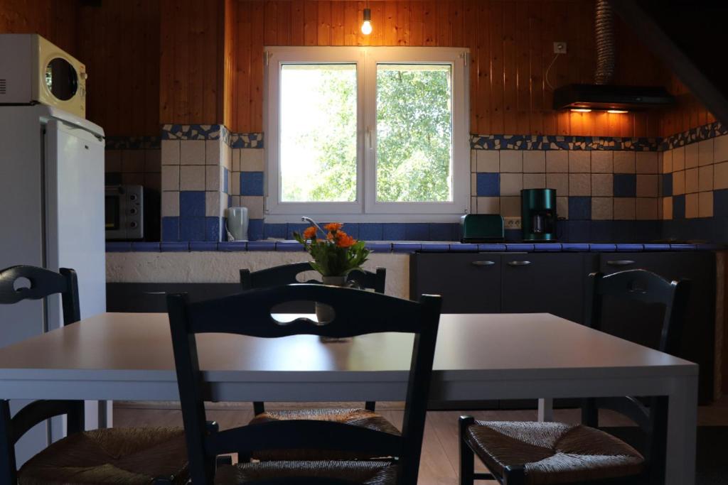 Kuchyň nebo kuchyňský kout v ubytování Gite Clé Vacances Courchaton
