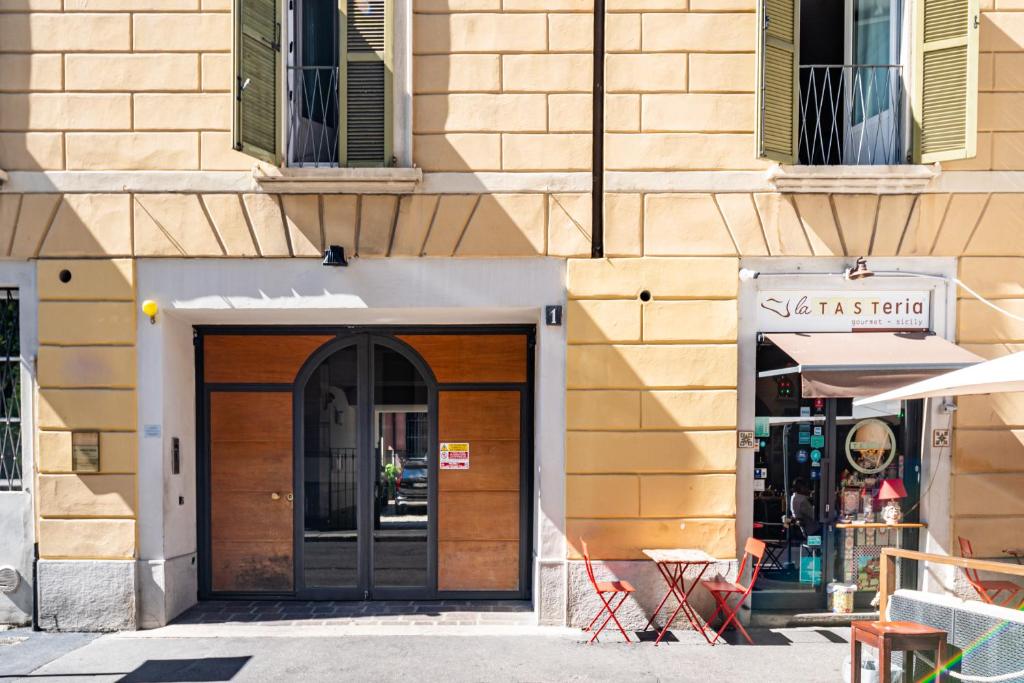 um edifício com uma porta de madeira em frente a uma loja em Brera Livings, Charming flat near Duomo em Milão