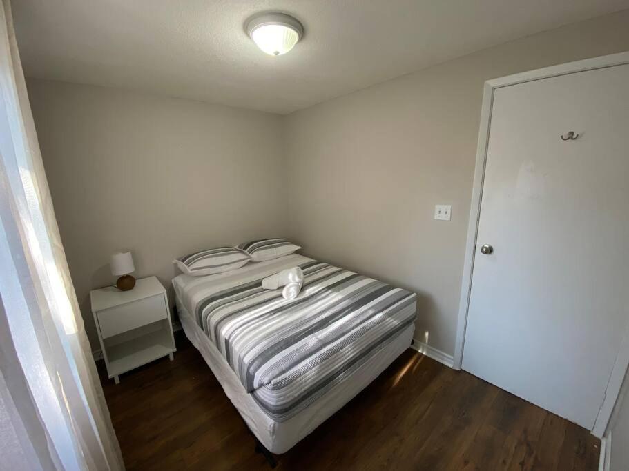Postel nebo postele na pokoji v ubytování Kingston Comfort Hub
