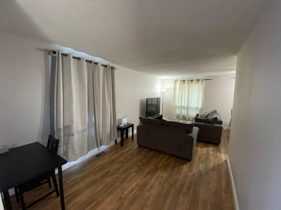 TV a/nebo společenská místnost v ubytování Kingston Comfort Hub