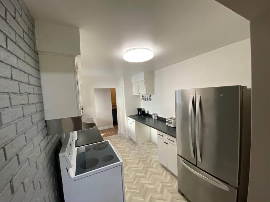 Kuchyň nebo kuchyňský kout v ubytování Kingston Comfort Hub