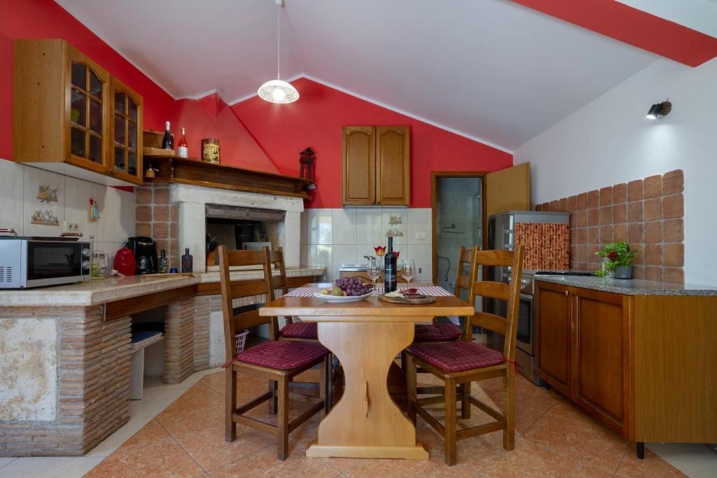 Kuchyňa alebo kuchynka v ubytovaní Apartment Red Romantic 2-1