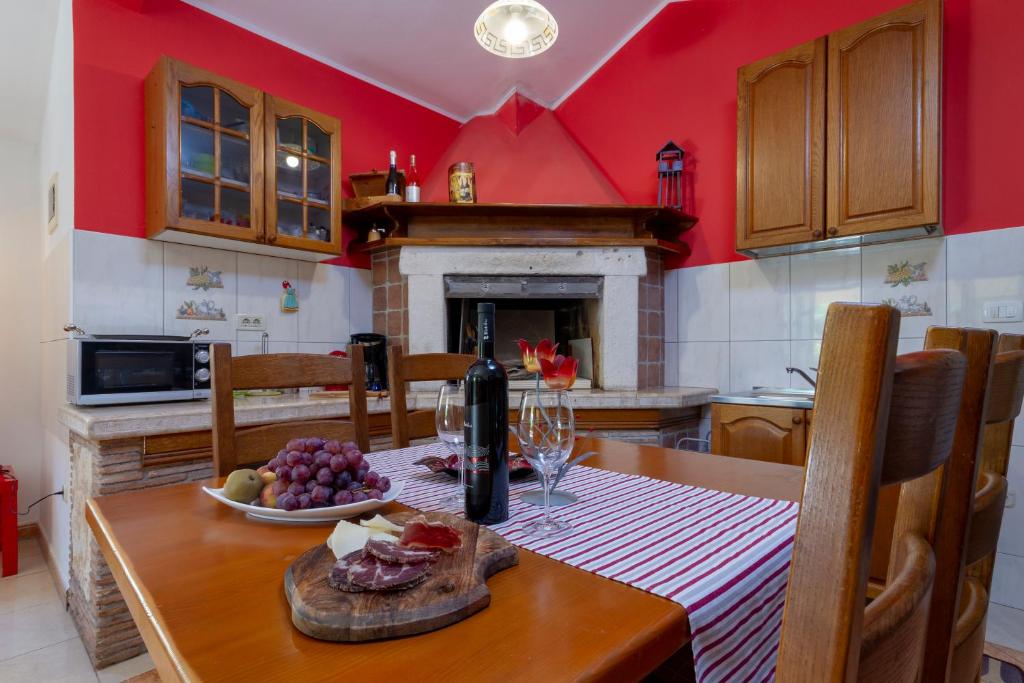 Kuchyňa alebo kuchynka v ubytovaní Apartment Red Romantic 2-1