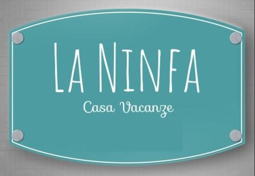 ein blaues Schild mit dem Namen eines Nina drauf in der Unterkunft La Ninfa in Acitrezza