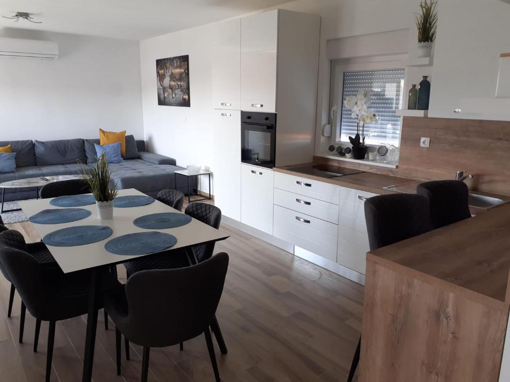Kuchyňa alebo kuchynka v ubytovaní Adria-Appartment-Island-Vir #sea #beach #wifi #privateparking #netflix