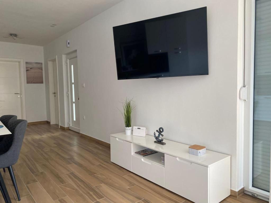 Televízia a/alebo spoločenská miestnosť v ubytovaní Adria-Appartment-Island-Vir #sea #beach #wifi #privateparking #netflix