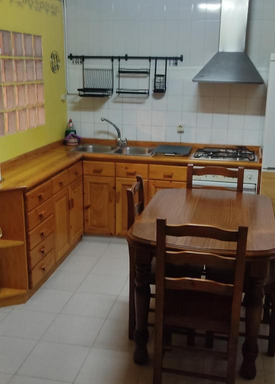 kuchnia z drewnianym stołem i zlewem w obiekcie Casa termas de Arnedillo w mieście Arnedillo