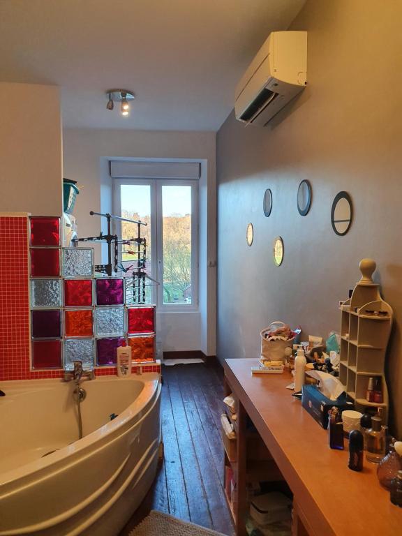 Fotografia z galérie ubytovania Maison pour 12 personnes v destinácii La Jonchère-Saint-Maurice