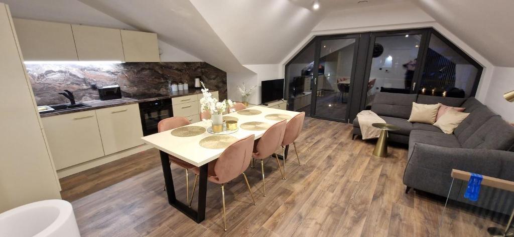 Televízia a/alebo spoločenská miestnosť v ubytovaní Apartament Szklarski Widok