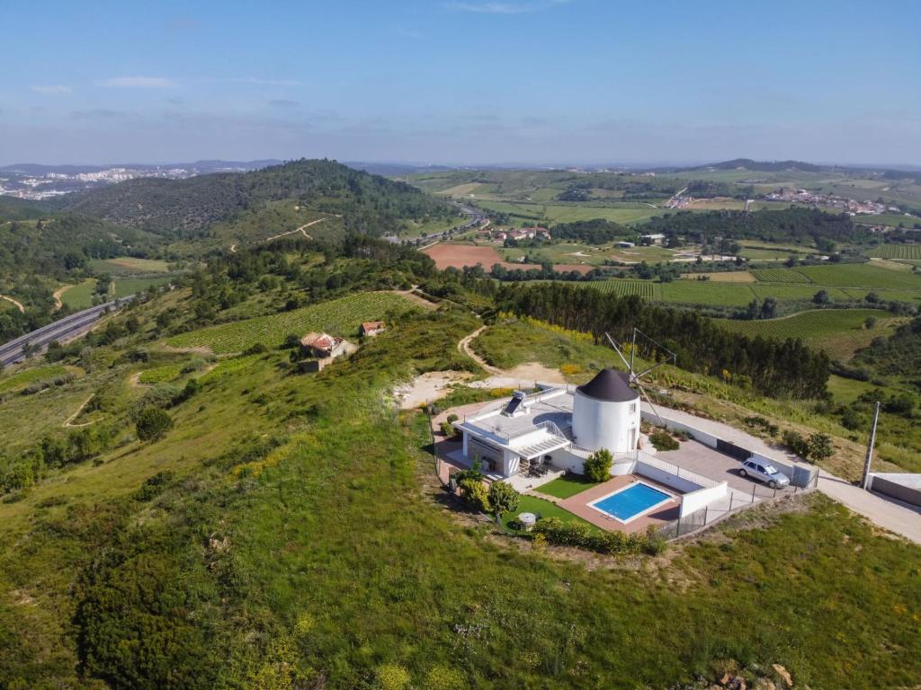 una vista aérea de una casa en una colina en Moinho do Avô, en Torres Vedras