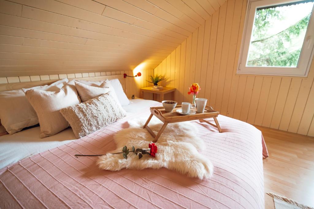 Un dormitorio con una cama con una mesa. en Beautiful Wooden House with Jacuzzi - Chalet Hisa Karlovsek, en Smarjeske Toplice