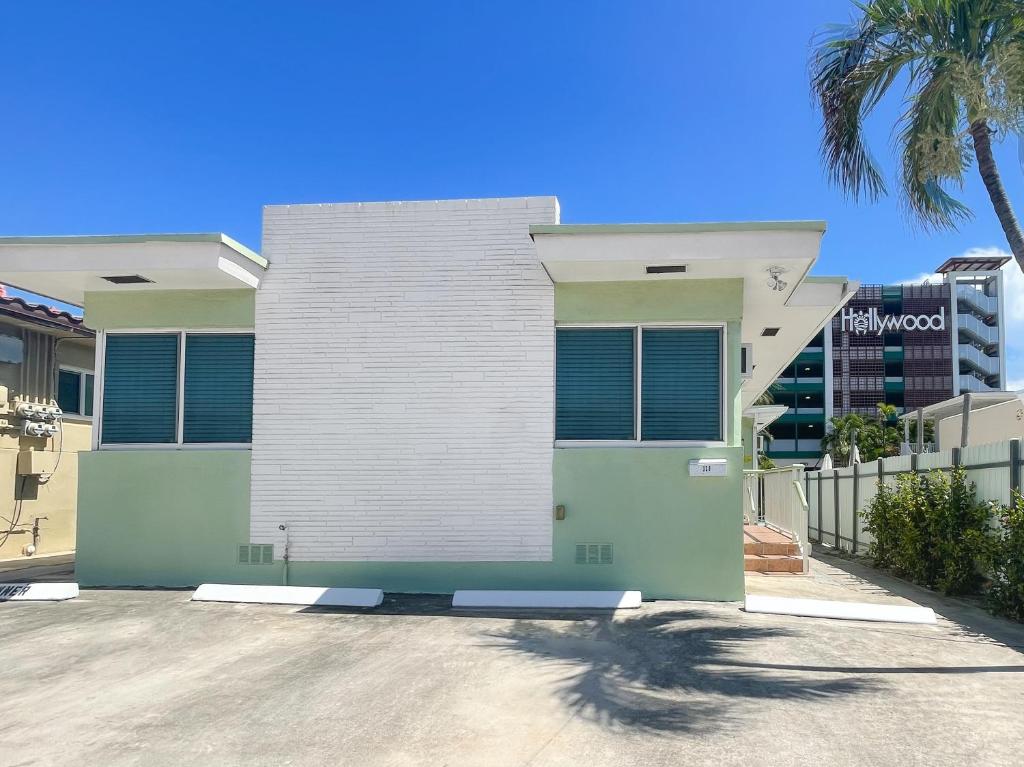 a house with a green door and a palm tree at The Starfish in Hollywood