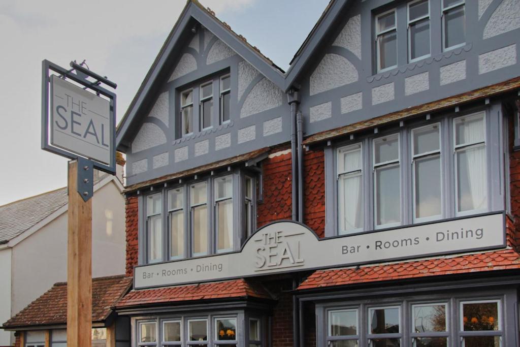 un letrero de la calle frente a un edificio en The Seal en Selsey