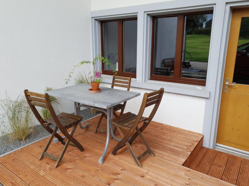 Balkón nebo terasa v ubytování Ô Valanvron - Appartement dans une ancienne ferme neuchâteloise