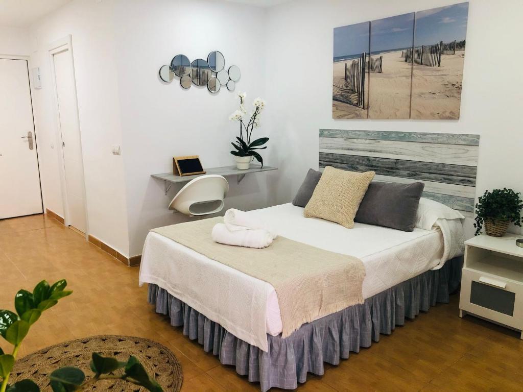 een slaapkamer met een bed en een bureau. bij Apartaestudio Moderno Benalmádena Málaga in Benalmádena