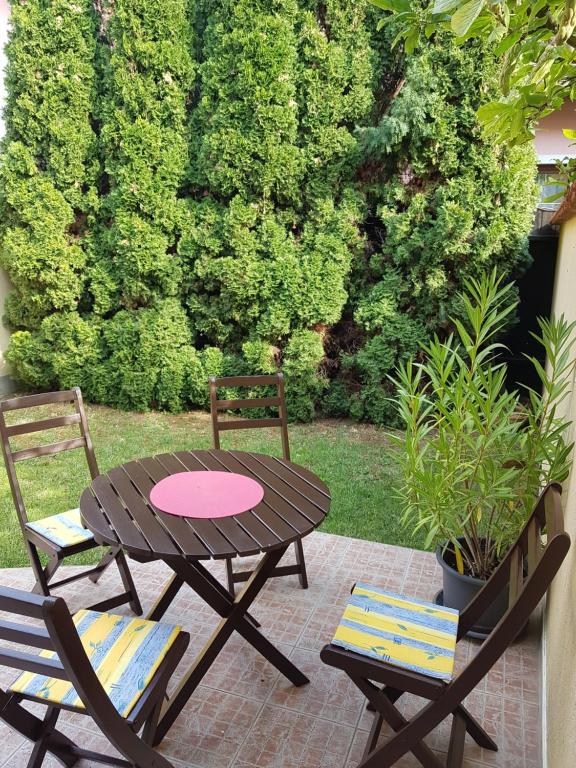 Ogród w obiekcie Ede Apartman
