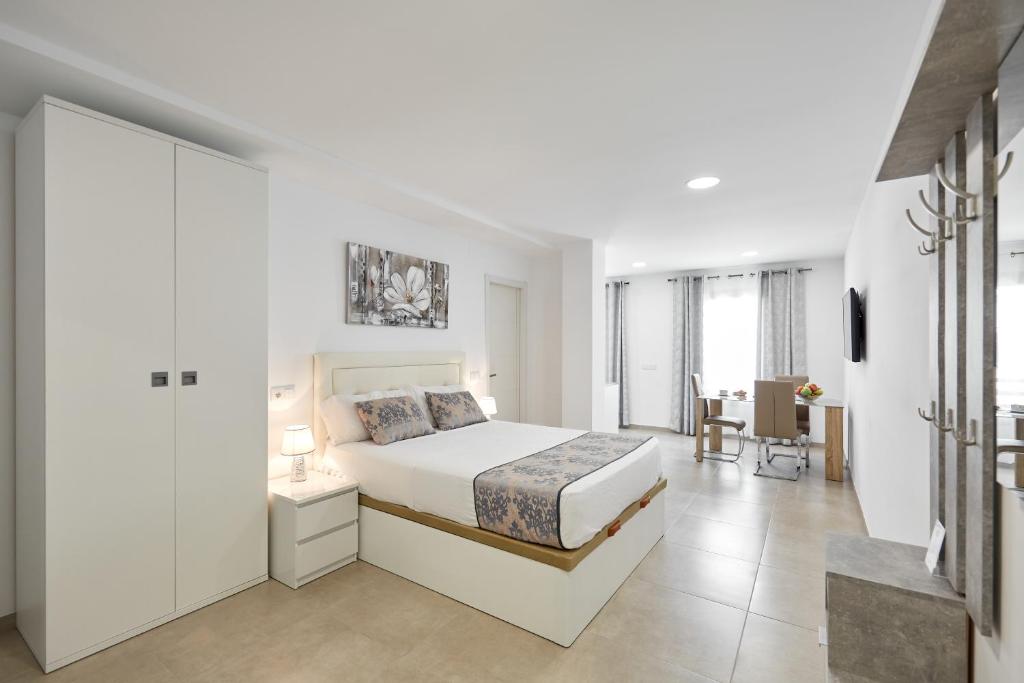 Postel nebo postele na pokoji v ubytování Sonrisa Deluxe Apartments, Levante