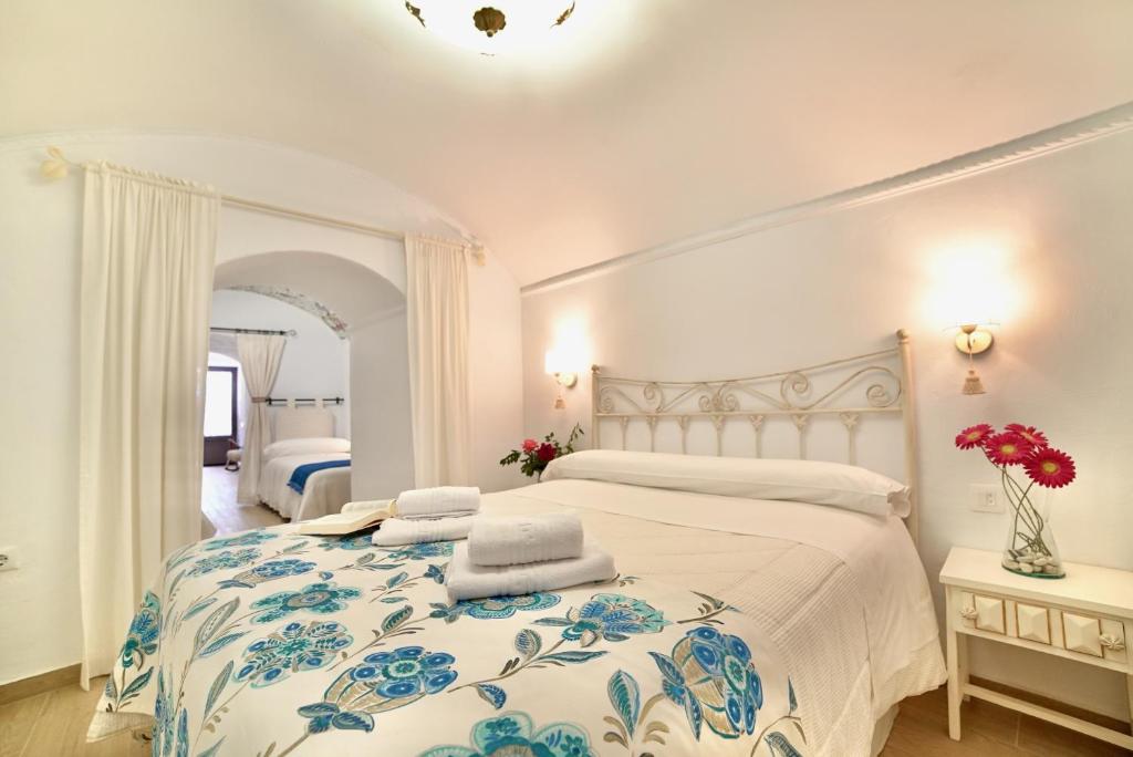 a bedroom with a bed with a blue and white bedspread at Casa Cueva Los Mosaicos in Guadix