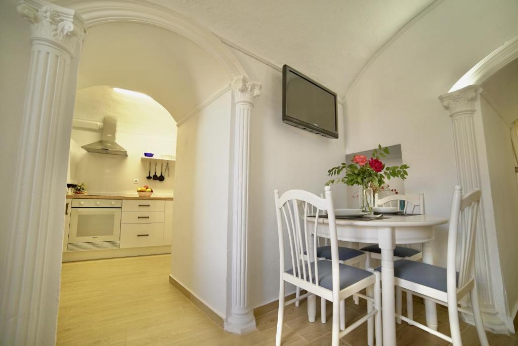 Kuchyň nebo kuchyňský kout v ubytování Casa Cueva Los Mosaicos