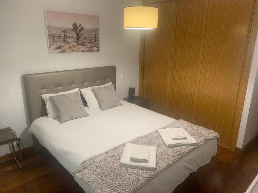 Un dormitorio con una cama con dos libros. en Luis Place Machico LifeStyle en Machico