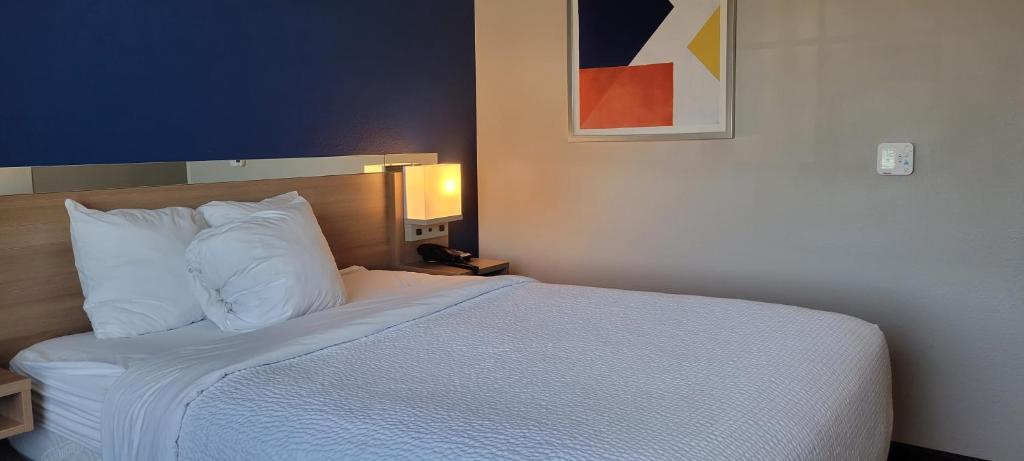 Microtel Inn & Suites by Wyndham Fountain North - Queen Room - No Fumar