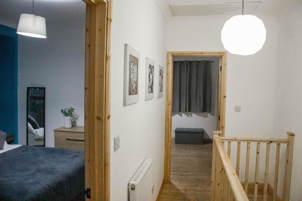 Postel nebo postele na pokoji v ubytování Business friendly & Spacious 2BR home - Perfectly located for working in Swansea