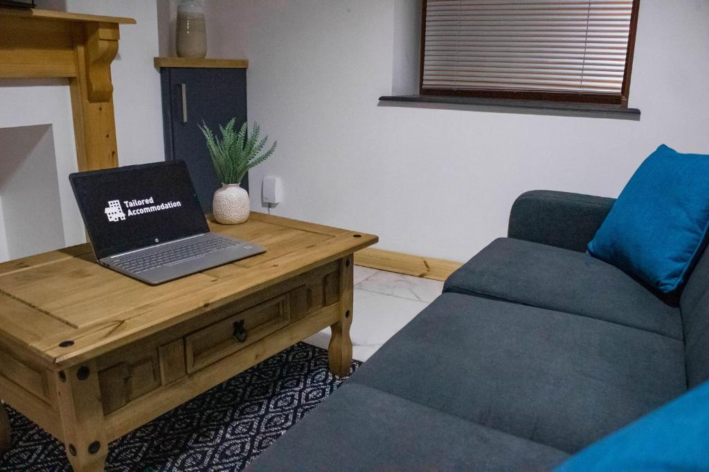 Posezení v ubytování Business friendly & Spacious 2BR home - Perfectly located for working in Swansea