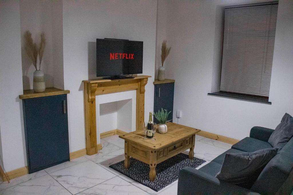 TV a/nebo společenská místnost v ubytování Business friendly & Spacious 2BR home - Perfectly located for working in Swansea