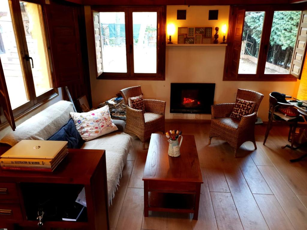 Posezení v ubytování Acogedora casa rural en la sierra de Madrid
