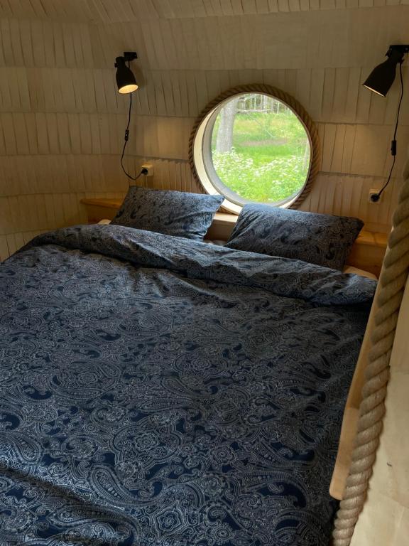 Postel nebo postele na pokoji v ubytování Privaatne puhkemajutus saunaga
