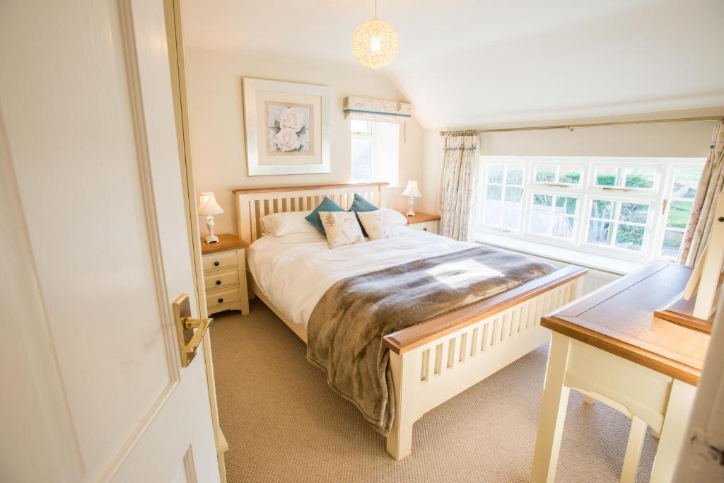 une chambre avec un lit et une fenêtre dans l'établissement Stay in Westow, à Westow