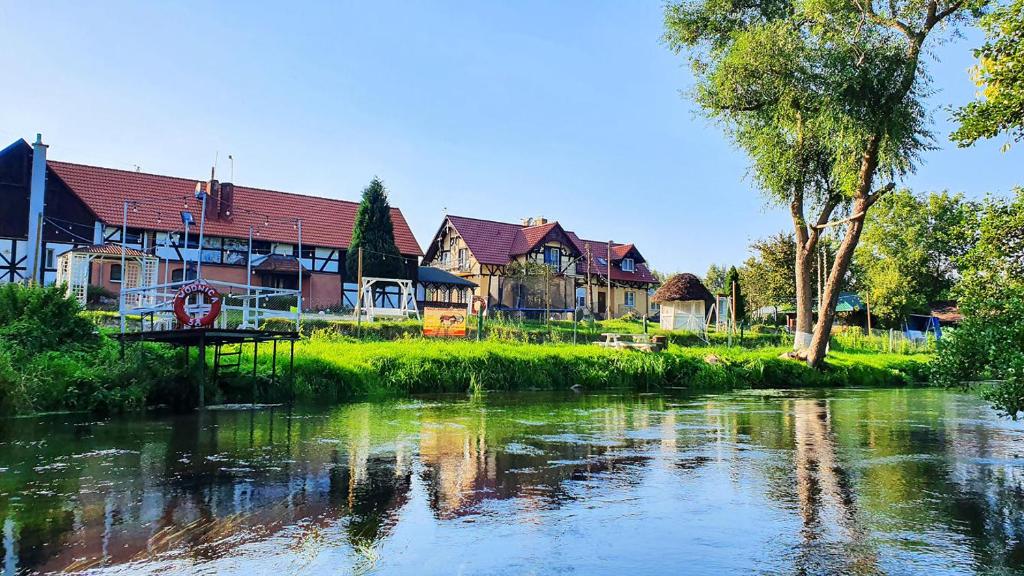 een groep huizen naast een rivier bij Przystań wodnica in Ustka