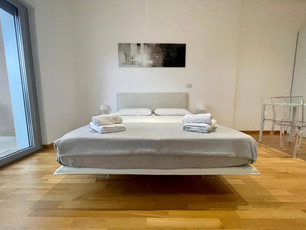ein Schlafzimmer mit einem Bett mit zwei Handtüchern darauf in der Unterkunft MINIAPART VICO V in Bari