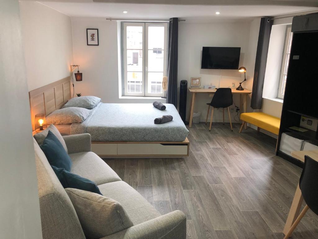 - un salon avec deux lits et un canapé dans l'établissement Jolis Appartements au coeur de Clermont Ferrand - Proche Jaude - WIFI et NETFLIX, à Clermont-Ferrand