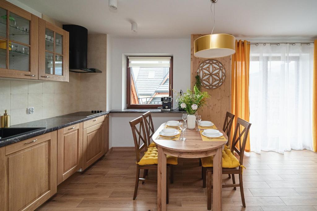 Kuchyň nebo kuchyňský kout v ubytování Apartamenty Osada Antałówka Zakopane