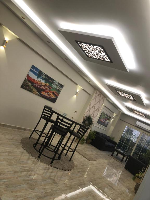 2 sedie in soggiorno con soffitto di Budget Benefit Break ad Alessandria d'Egitto