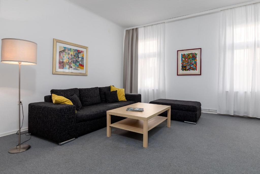 ein Wohnzimmer mit einem Sofa und einem Couchtisch in der Unterkunft Zagreb City Apartments in Zagreb