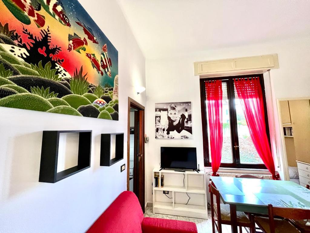 - un salon avec un canapé rouge et une table dans l'établissement Kibilù - Via Colonna con parcheggio vicinanze Ospedale di Circolo, à Varèse