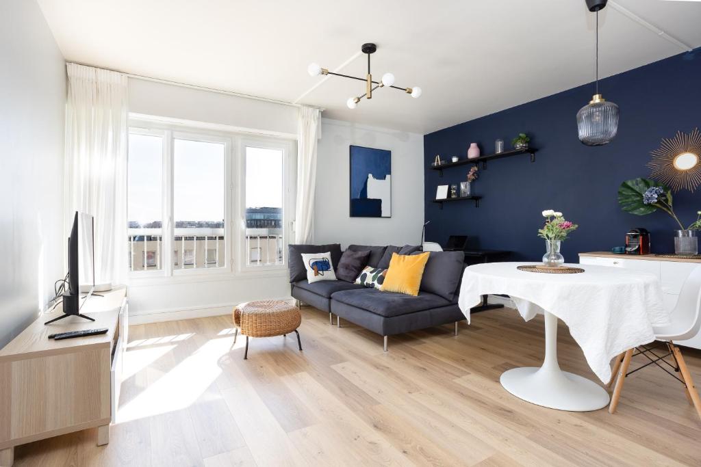 ein Wohnzimmer mit einem Sofa und einem Tisch in der Unterkunft Renovated apartment metro, parking included, near Porte Versaille in Vanves